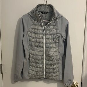 The North Face Women's Light Gray lightweight Jacket